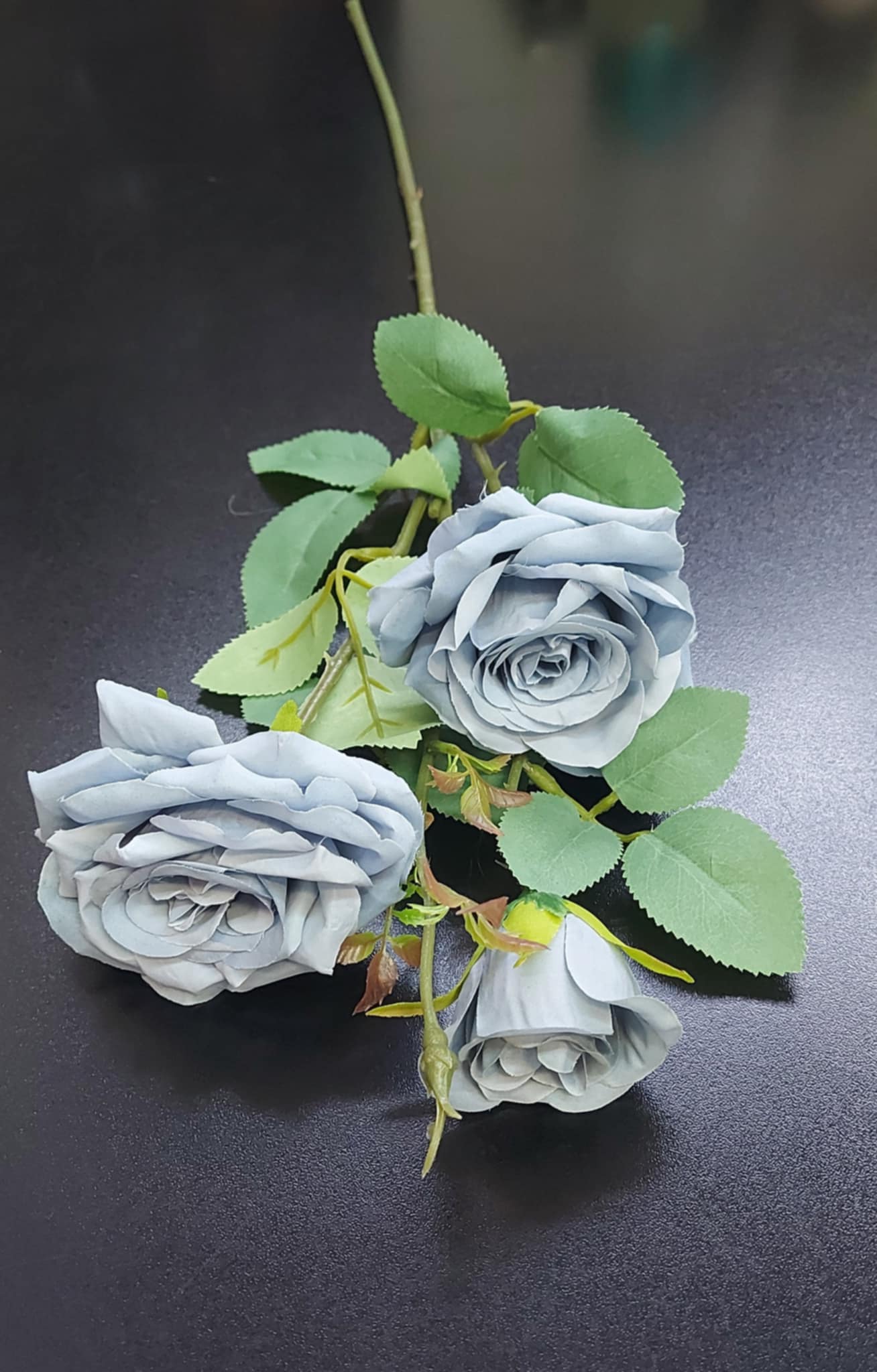Fir Trandafir artificial gri-albăstrui 65 cm – flori decorative realiste
